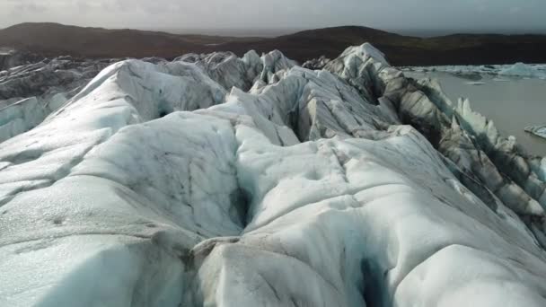 Volando sobre el extremo de la lengua glaciar — Vídeos de Stock