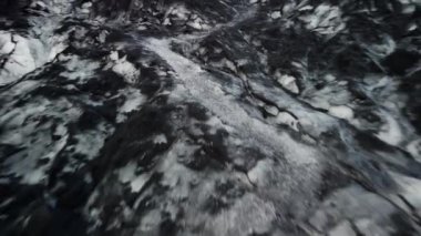 Buzulun merkezine doğru yürüyüş yolu.