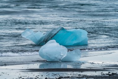 Kara kumsal üzerindeki buzdağları, Jokulsarlon