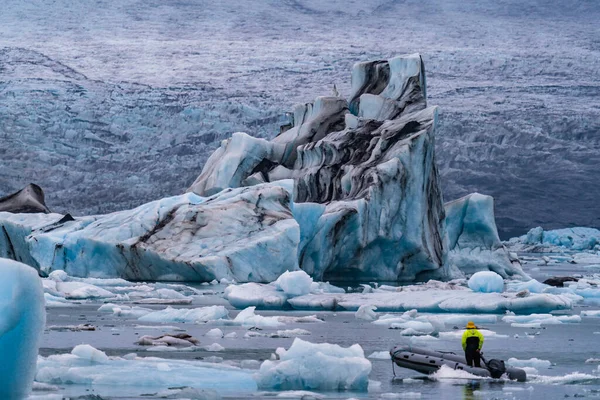 Ogromne góry lodowe na lagunie Jokulsarlon w Islandii z łodzią — Zdjęcie stockowe