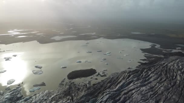 Büyük buzul dilinin ucunda puslu bir ortam — Stok video