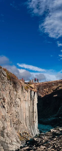 Vyhlídka a turisté přes úzký kaňon čedičových sloupů — Stock fotografie