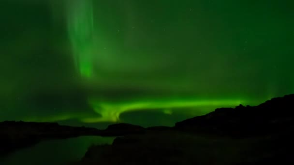 Aurora Boreal Time-Lapse con reflejos de agua — Vídeos de Stock