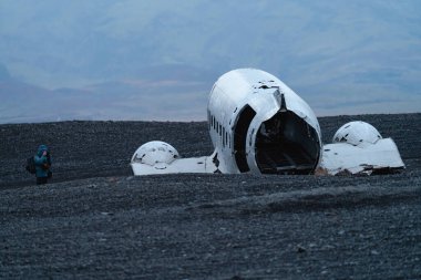 Tanımlanamayan turist, uçak enkazının fotoğraflarını çekiyor.