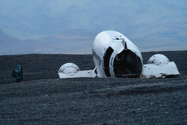 Tanımlanamayan turist, uçak enkazının fotoğraflarını çekiyor.