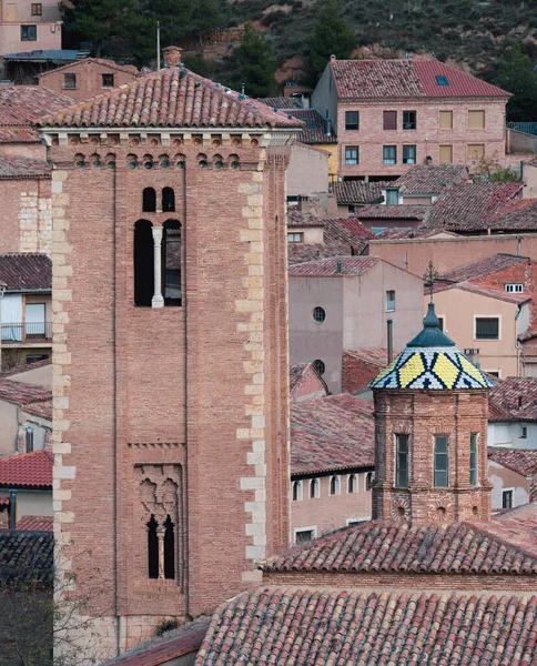 Antiche torri sopra gli antichi tetti di Daroca — Foto Stock