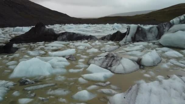 Flying over many small icebergs near glacier tongue end — Vídeo de Stock