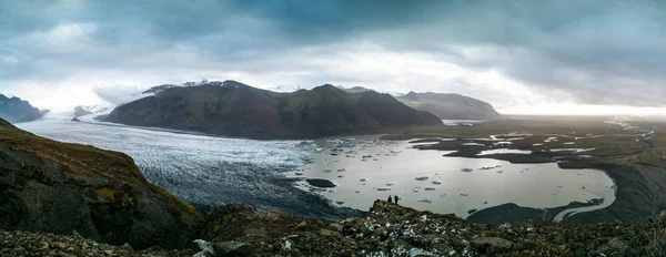 Spectacular viewpoint to massive glacier with tourists — Zdjęcie stockowe
