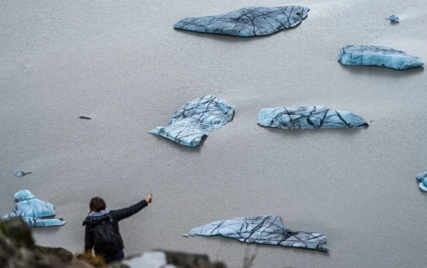 难以辨认的模糊游客在巨大的冰川上自投罗网 — 图库照片