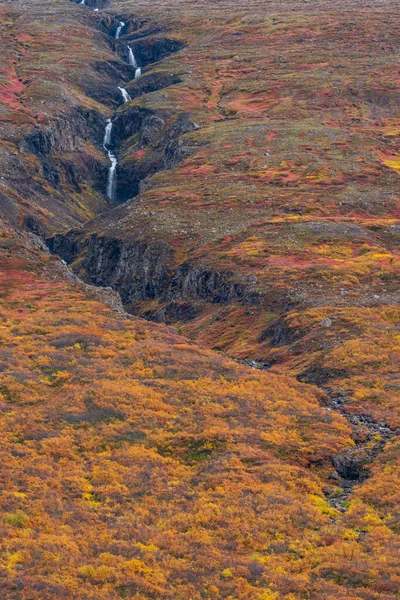 Colori autunnali sopra la collina con cascate — Foto Stock