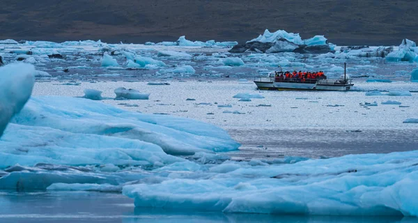 İzlanda 'da Jokulsarlon gölünde buzdağları ve turist botu — Stok fotoğraf