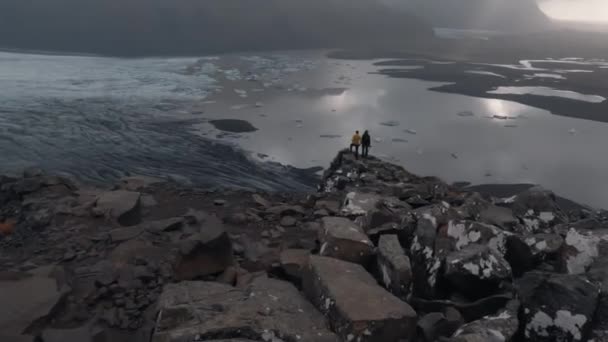 2人の観光客と一緒に岩の間を歩く — ストック動画