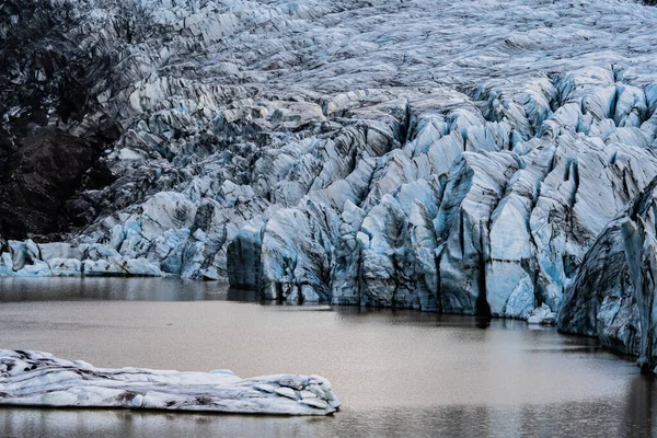 Língua glaciar dura termina sobre o lago, tiro no escuro — Fotografia de Stock
