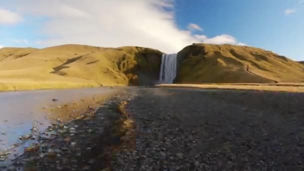 Snelle aanpak van de Skogafoss waterval in IJsland — Stockvideo