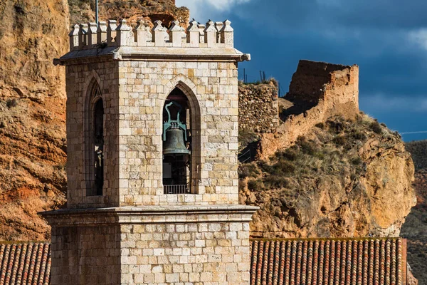 Tour du château de Belfry avec cloche et murs anciens, plan long — Photo