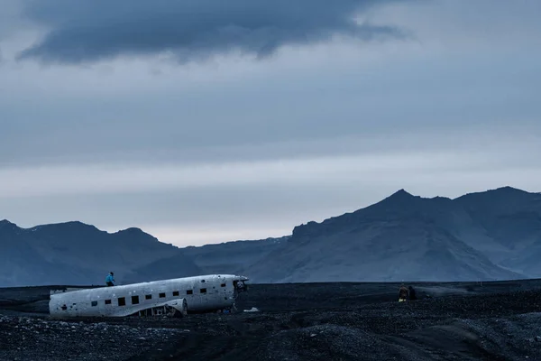 Wreck of an airplane with unrecognizable tourists — Stock Photo, Image