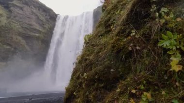 Skogafoss şelalesine süper yavaş çekimde kayan kamera