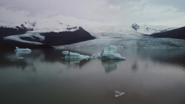 Volando sobre el iceberg cerca del extremo de la lengua glaciar — Vídeos de Stock
