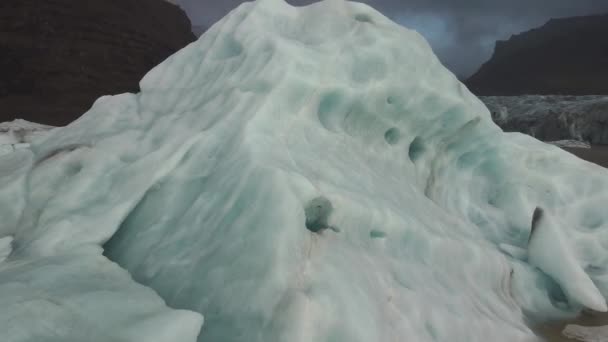 Dolly zoom over iceberg with hole with gletser tongue — Stok Video