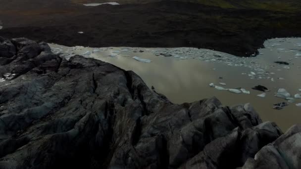 Volando sobre el extremo de la lengua negra del glaciar — Vídeo de stock