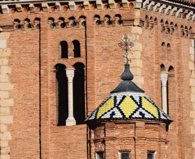 Daroca 'da renkli kiremit çatılı antik kulelerin uzak bir görüntüsü.