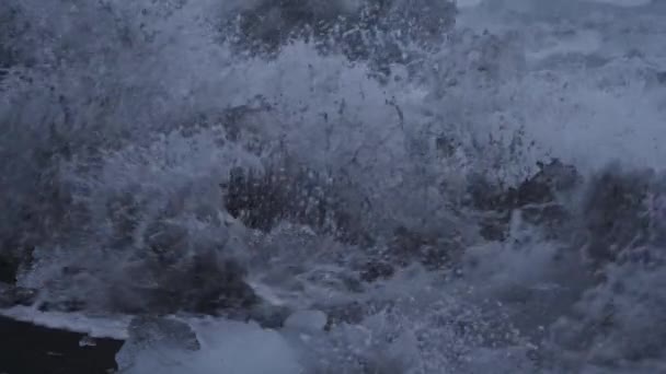 Wellen Brechen Zeitlupe Über Eisberge Schwarzen Sandstrand Jokulsarlon Island — Stockvideo