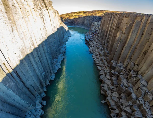 Yeşil Nehri Olan Bazaltik Kanyonun Içinden Bak — Stok fotoğraf