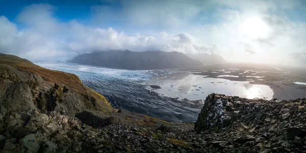全景至巨大的冰川 有云彩和光芒 — 图库照片
