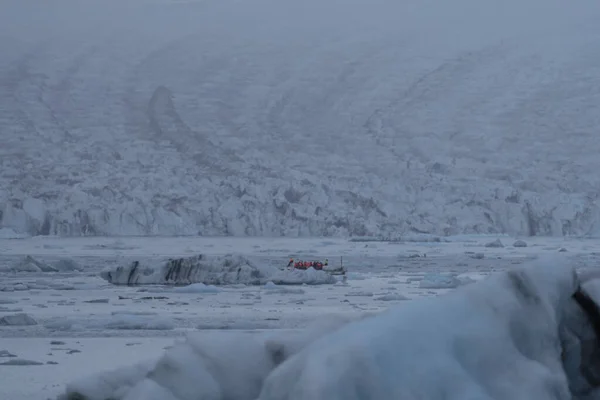 Enorme Ijsbergen Jokulsarlon Lagune Met Toeristenboot Een Mistige Dag — Stockfoto