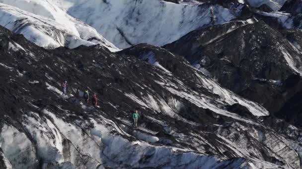 Unerkennbare Touristengruppen Laufen Über Massiven Gletscher — Stockvideo