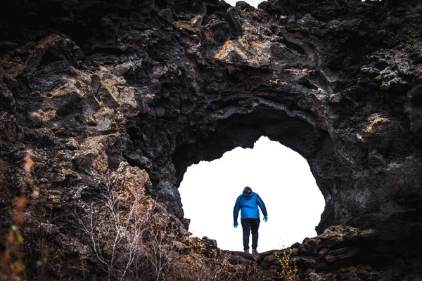 Onherkenbare Toerist Gaat Door Enorme Lava Veld Gat — Stockfoto