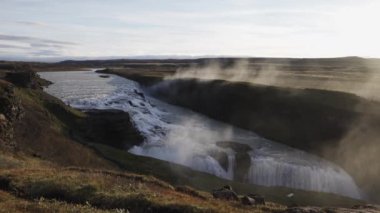 Gullfoss, İzlanda perspektifinden turistlerle dolu devasa bir şelale.