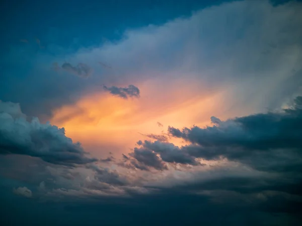 Koyu Fırtınalı Bulutların Arasında Turuncu Işık — Stok fotoğraf