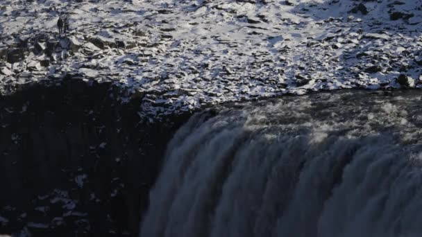 与难以辨认的游客一起推倒巨大的瀑布 枪林弹雨 — 图库视频影像