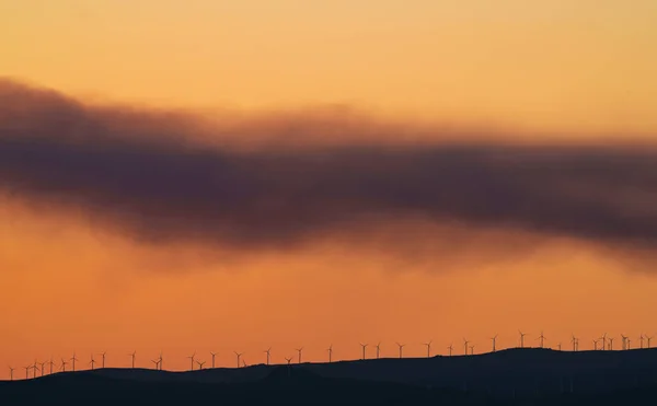 Moulins Vent Silhouettes Crépuscule Sous Fumée Feu Plan Long — Photo