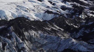 Tanınmayan turistler fotoğraf çeker ve devasa buzulların üzerinde yürürler.
