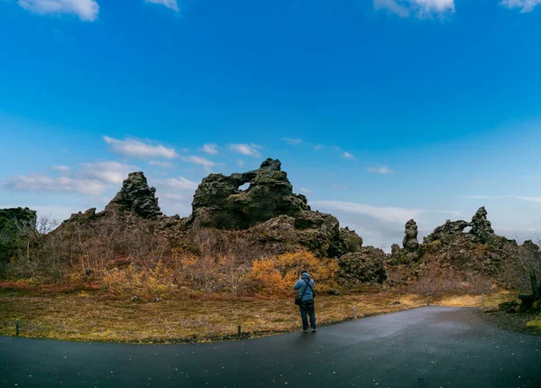 Turista Irreconhecível Observando Enorme Impressionante Lava Campos Panorama Islândia — Fotografia de Stock