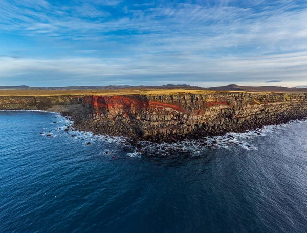 Brede Hoek Oceanen Uitzicht Vulkanische Steile Kliffen Met Rode Naden — Stockfoto