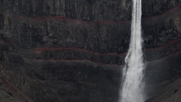 Cascada Hengifoss Con Franjas Rojas Primer Plano Cámara Súper Lenta — Vídeo de stock