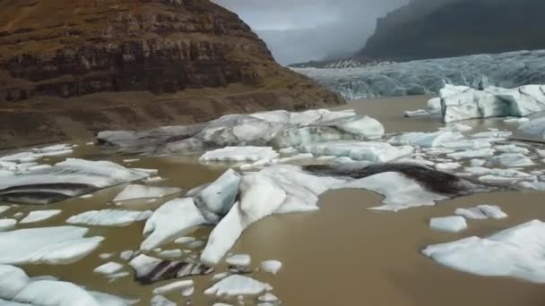 Літати Навколо Айсберзького Озера Плавленням Язика Льодовика — стокове відео