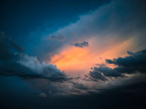 Koyu Fırtınalı Bulutlar Arasında Turuncu Işık — Stok fotoğraf