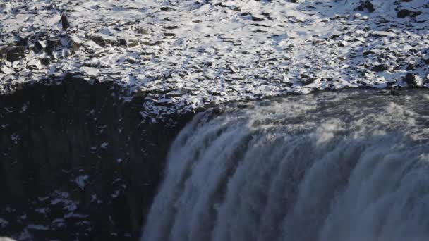 Dettifoss Cachoeira Maciça Com Turistas Irreconhecíveis Câmera Lenta Tiro Escuro — Vídeo de Stock