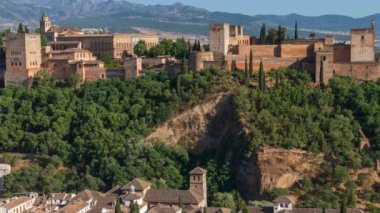 Endülüs 'teki Alhambra kalesinin ve sarayının turistler ve İspanya ile yakınlaşması.
