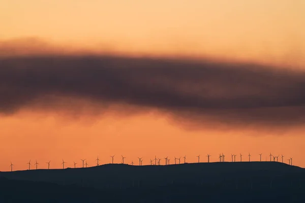 Moulins Vent Silhouettes Crépuscule Sous Fumée Feu Ciel Orange Plan — Photo