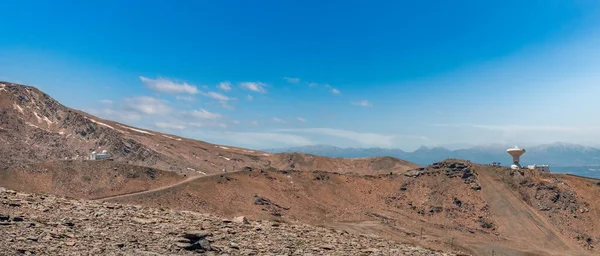 在格拉纳达内华达山脉设有天文观测台的广阔全景 — 图库照片