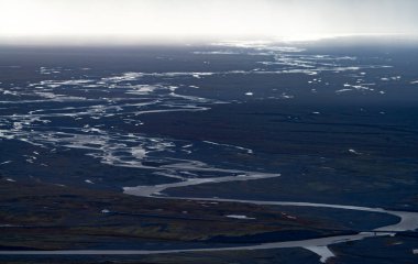 Kıyıya ulaşan göçebelerle dolu buzul akıntısı.