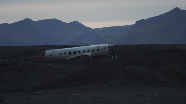Nierozpoznany Turysta Robiący Zdjęcia Mediach Społecznościowych Nad Wrakiem Samolotu Grupą — Wideo stockowe