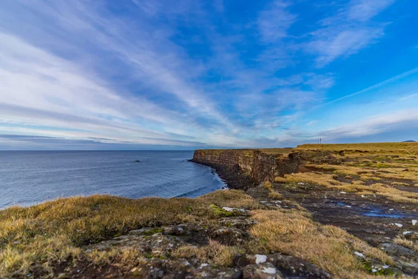 Bred Vinkel Spektakulära Vulkaniska Branta Klippor Med Röda Sömmar Island — Stockfoto