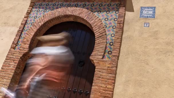 Sombra Time Lapse Con Puerta Morisca Gente Borrosa Granada Sombra — Vídeo de stock