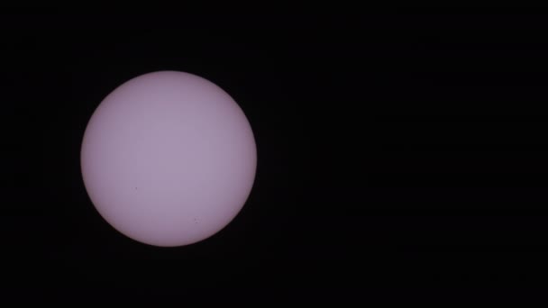 Sol Com Manchas Solares Movendo Sobre Céu Negro Para Texto — Vídeo de Stock